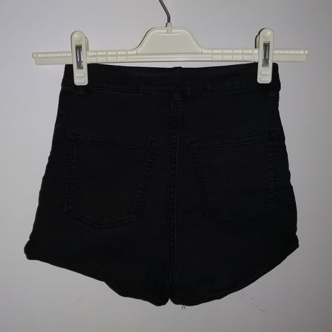 Sort shorts i str 36 fra H&M med høyt liv og god stretch