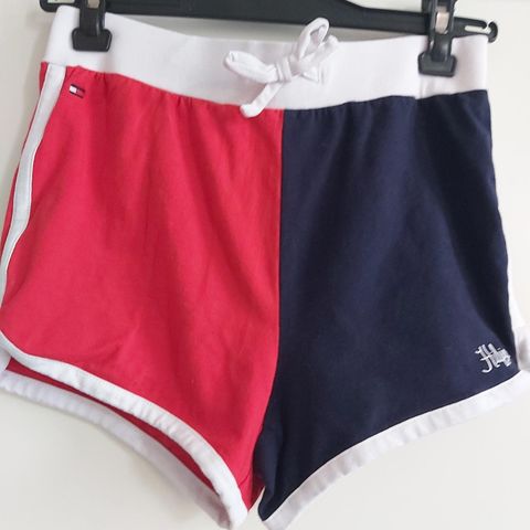 Tommy Hilfiger. Kul shorts. Rød blå hvit. 95% BOMULL.