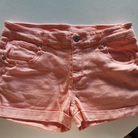 Kort shorts fra WOW i str L jente, ca 158/164 cm