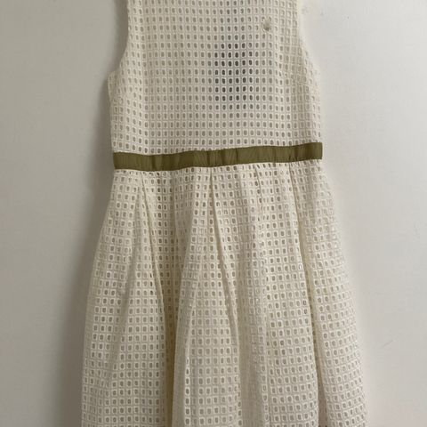 Nydelig hvit kjole (12-14år)