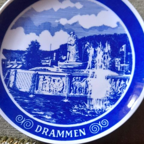 Drammen, platter, tallerken, 1980, 1981, 1982 Bud.