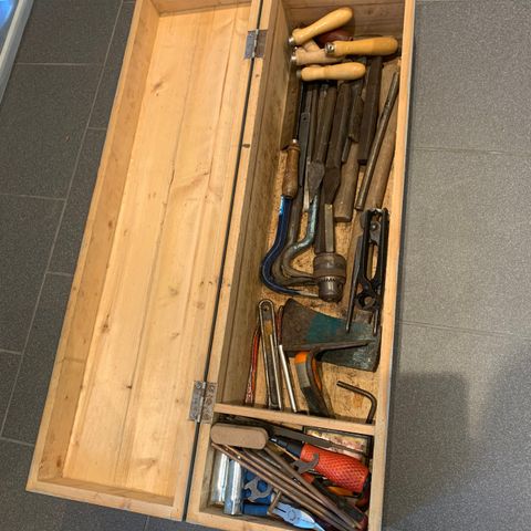 Gammel verktøyskasse med verktøy