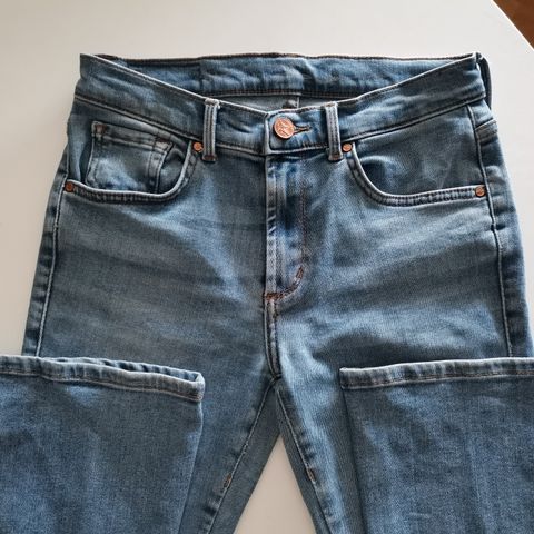 Hel og pen dongeribukse i str S fra BIK BOK / Never Denim