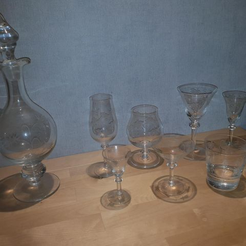 Blåklokke glass og karaffel