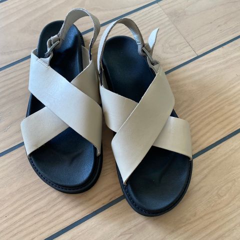 Ny håndlaget skinn-sandal i GARMENT PROJECT str 40 s