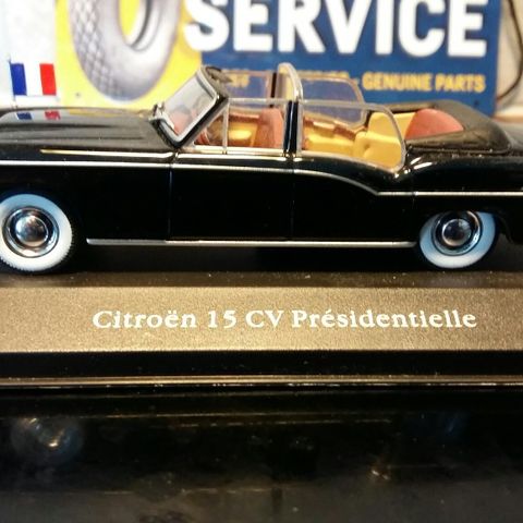 Citroen 15 CV Presidentielle skala 1/43. NB:Ser at det er noe støv på bilen