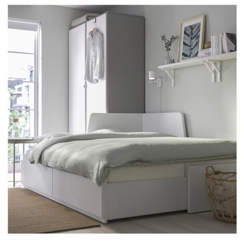 Lite använd flexibel Ikea säng Flekke inkl god madrass.