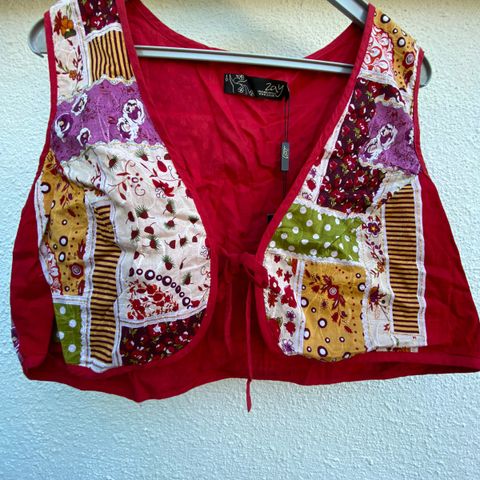 Fargerik vest fra Zay med patchwork effekt 2 stk