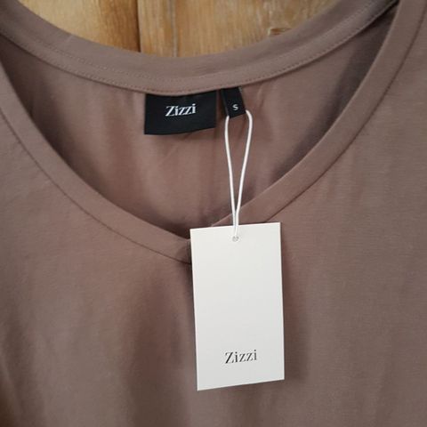 Zizzi T-skjorte / topp- Helt ny med lapp-  størrelse S (42-44).