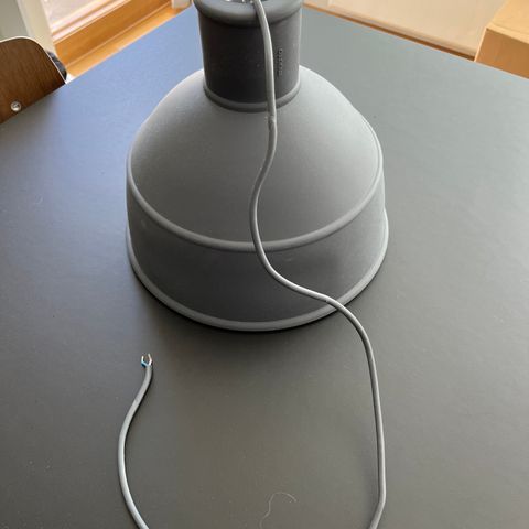 Muuto taklampe grå