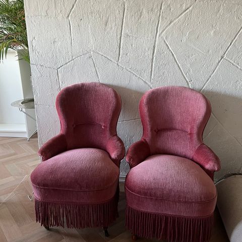 To flotte gamle stoler