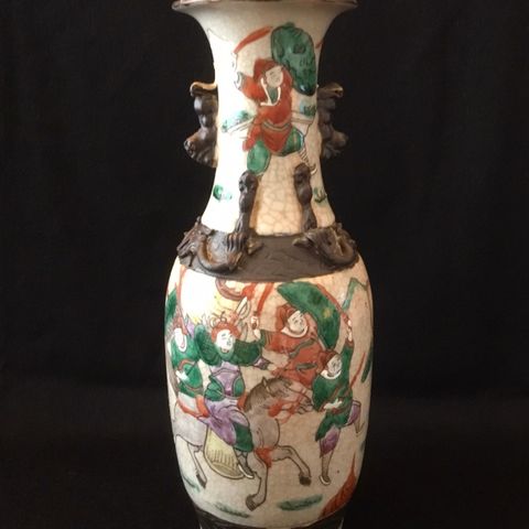 Antikk kinesisk ‘Nanking’ keramikk vase med krigere/warriors 1900-1940
