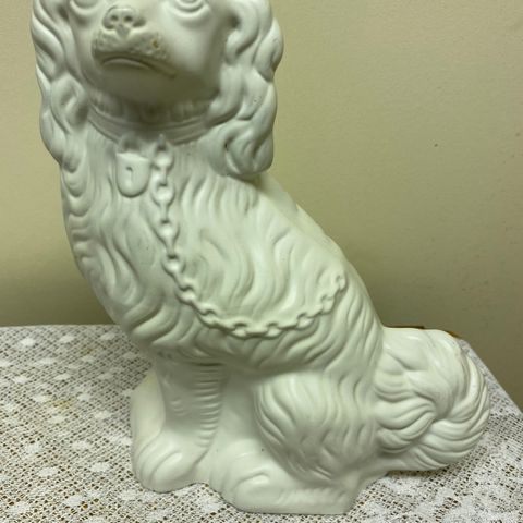 Porselens Statue hund