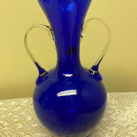 Håndblåst gammel vase
