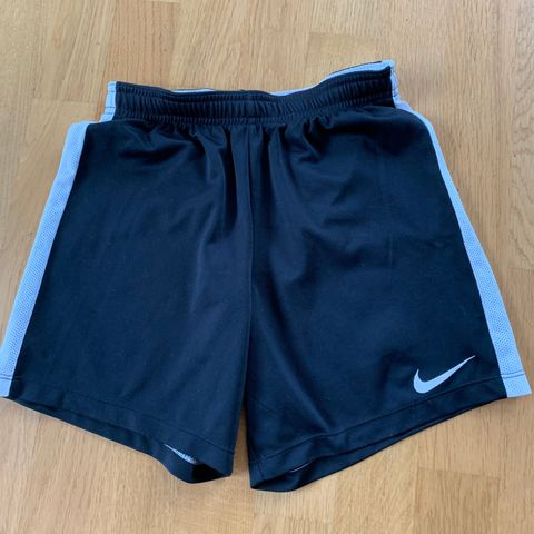 Nike shorts dry-fit str M