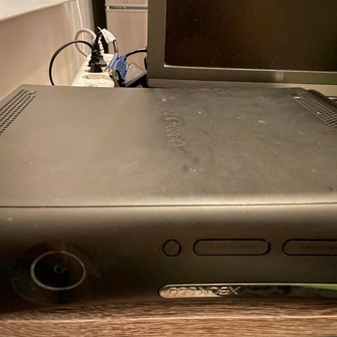 Xbox 360 Elite Console (med innebygd 120GB Hard Drive) Selger alt SAMLET!