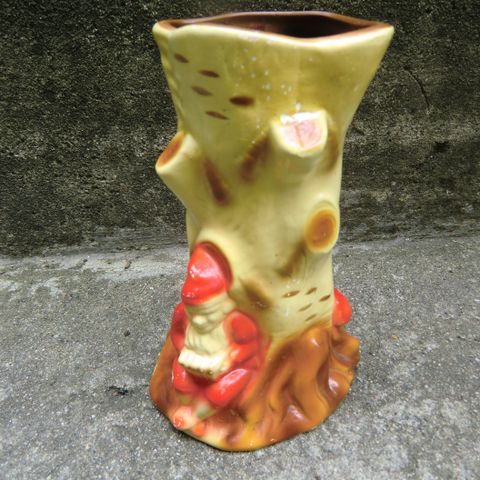 Gammel Eie vase - stubbe med nisse