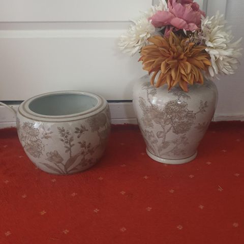 Vase med blomster og poter