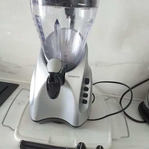 Stilig smoothiemaker fra Kenwood med tappekran