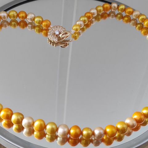 Vakkert perlekjede av ekte perler(se beskrivelse under).