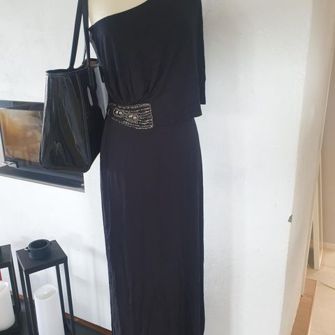 Svart lang kjole fra Asos str.M/L