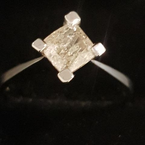 Enesten Diamant ring med hvit gull.