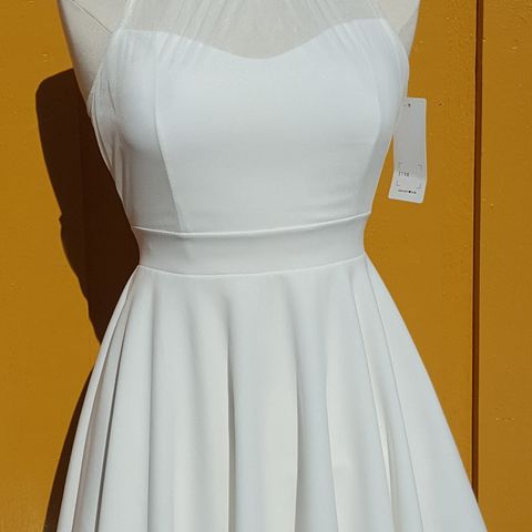 Ny og ubrukt kort hvit kjole i XS
