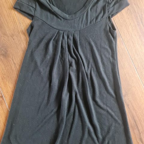 Floyd kjole med korte ermer i sort farve, selges rimelig