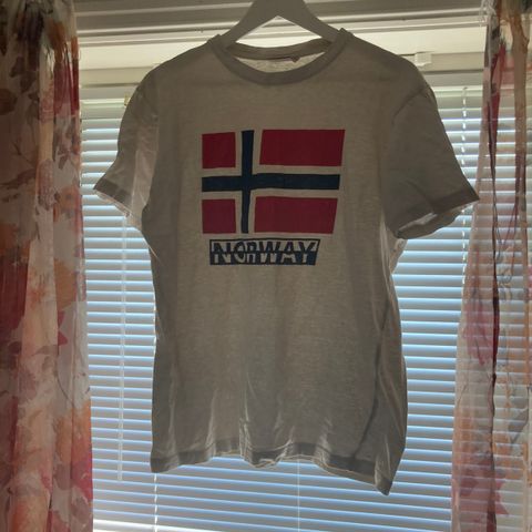 tshirt hvit med norsk flag(post 69kr)