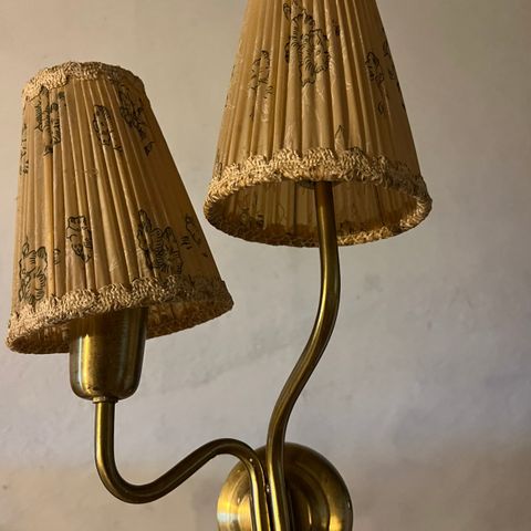 Klassiske lampetter- gammel messinglampe med elegant skjerm