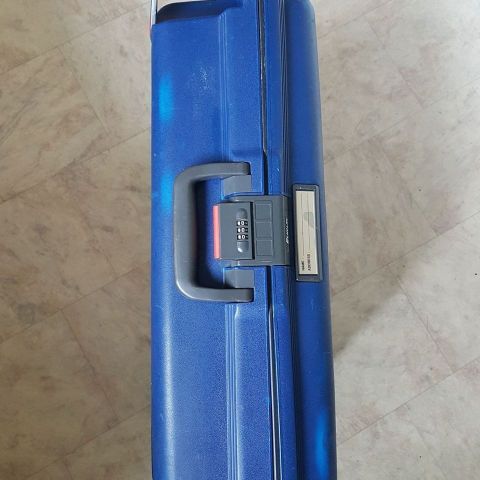 Koffert i hard plast med hjul med 2 nøkkler