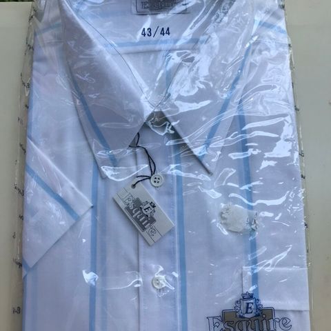 NY hvit skjorte med lyseblå striper str. 43/44 m/kort arm