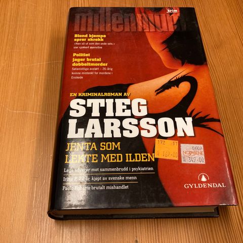 Stieg Larsson : JENTA SOM LEKTE MED ILDEN