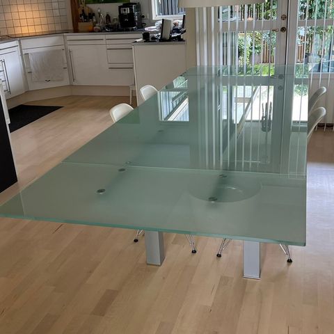 Uttrekkbar spisebord i glass fra Marnburg møbel 2002