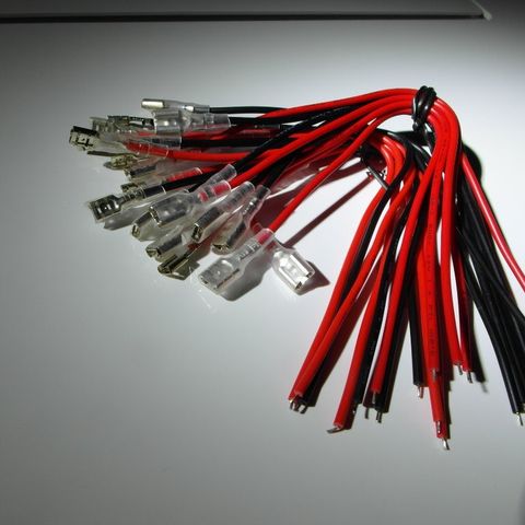 Rød og svart 20cm kabel med kontakt i ene enden