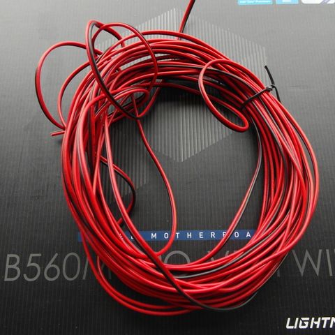 Rød og svart høyttaler kabel