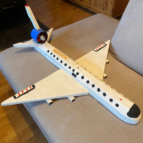 Hjemmelaget modellfly laget av tre