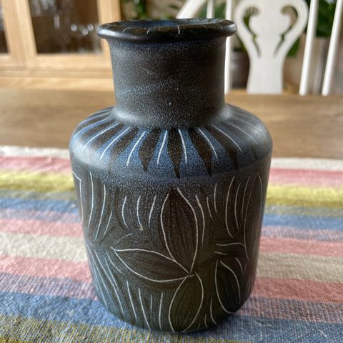 Håndlaget keramikk vase, Norge