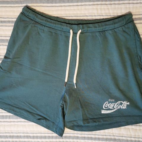 Coca Cola mørk turkis shorts