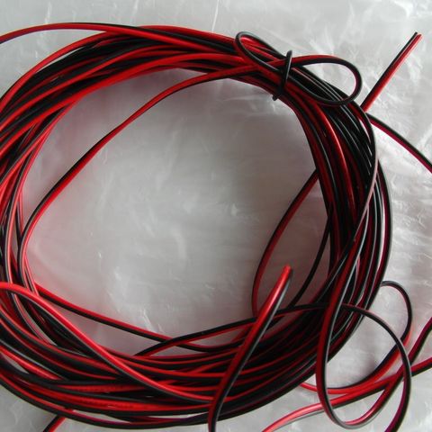 Rød og svart tynn strøm kabel
