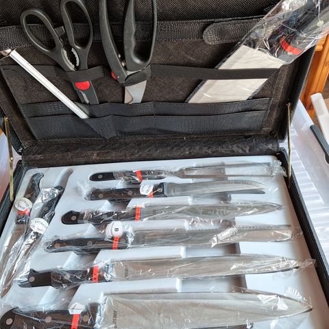 Design Solingen  - Ny/ubrukt koffert med diverse kniver og sakser.