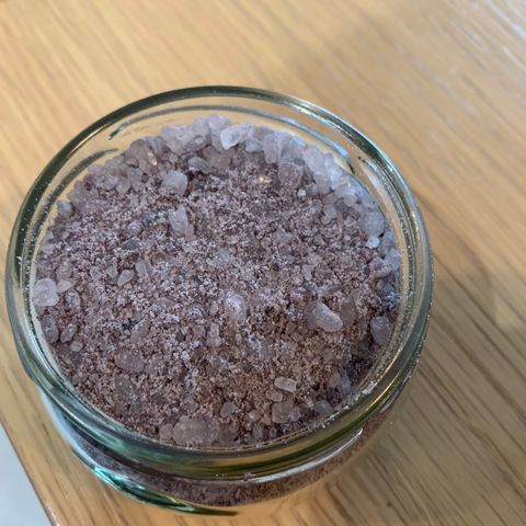 Salt av lilla/rød basilikum, grovkvernet, hjemmelaget