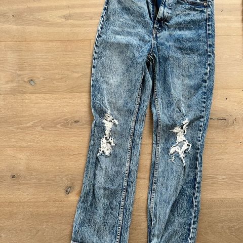 Tøffe jeans med hullete knær fra H&M str 34