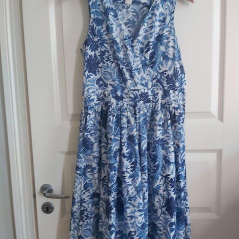 55% LINEN. Søt blå - hvit BLOMSTRET kjole. H&M.