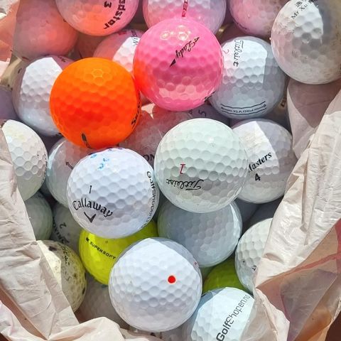 Poser med 50 golfballer selges