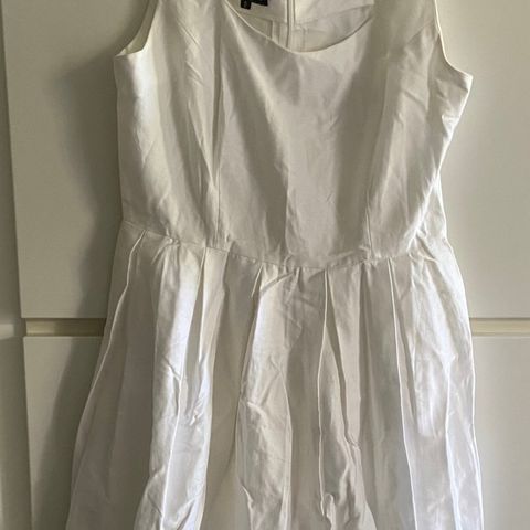 "KOOKAI" - Hvit sommerkjole med fullt skjørt. Klassisk
