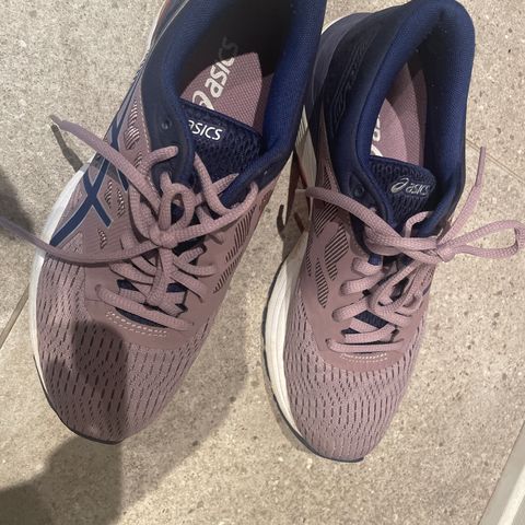 Løpesko fra Asics til salgs str.37,5