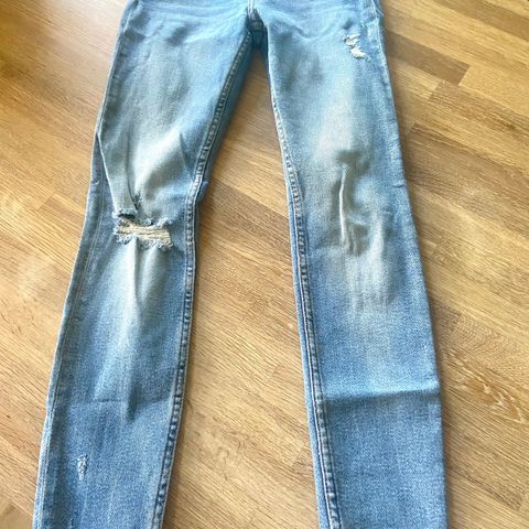 Zara Woman- Premium Denim Collection distressed blå jeans  34