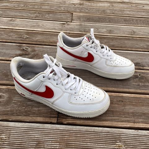 Nike Air Force 1 one sko med rød/red logo størrelse EU 42 US 9 UK 8