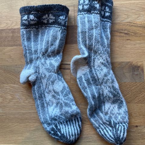 Ubrukte hjemmestrikkede sokker